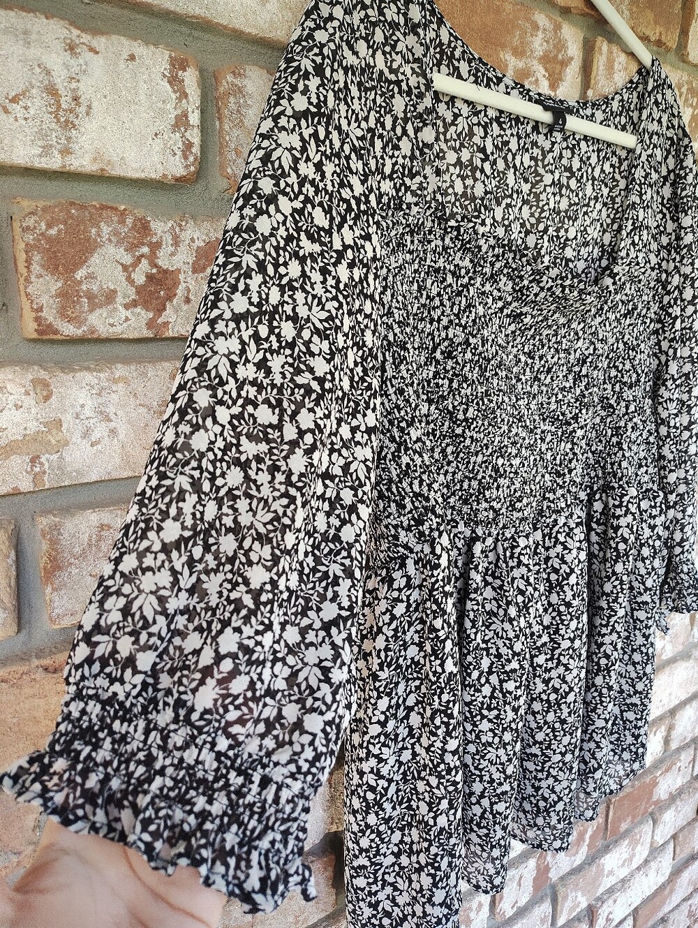 Torrid Black & White Ditsy Floral Smocked Babydoll Top Sz 4X (26) Romantic Boho - Picture 4 of 9